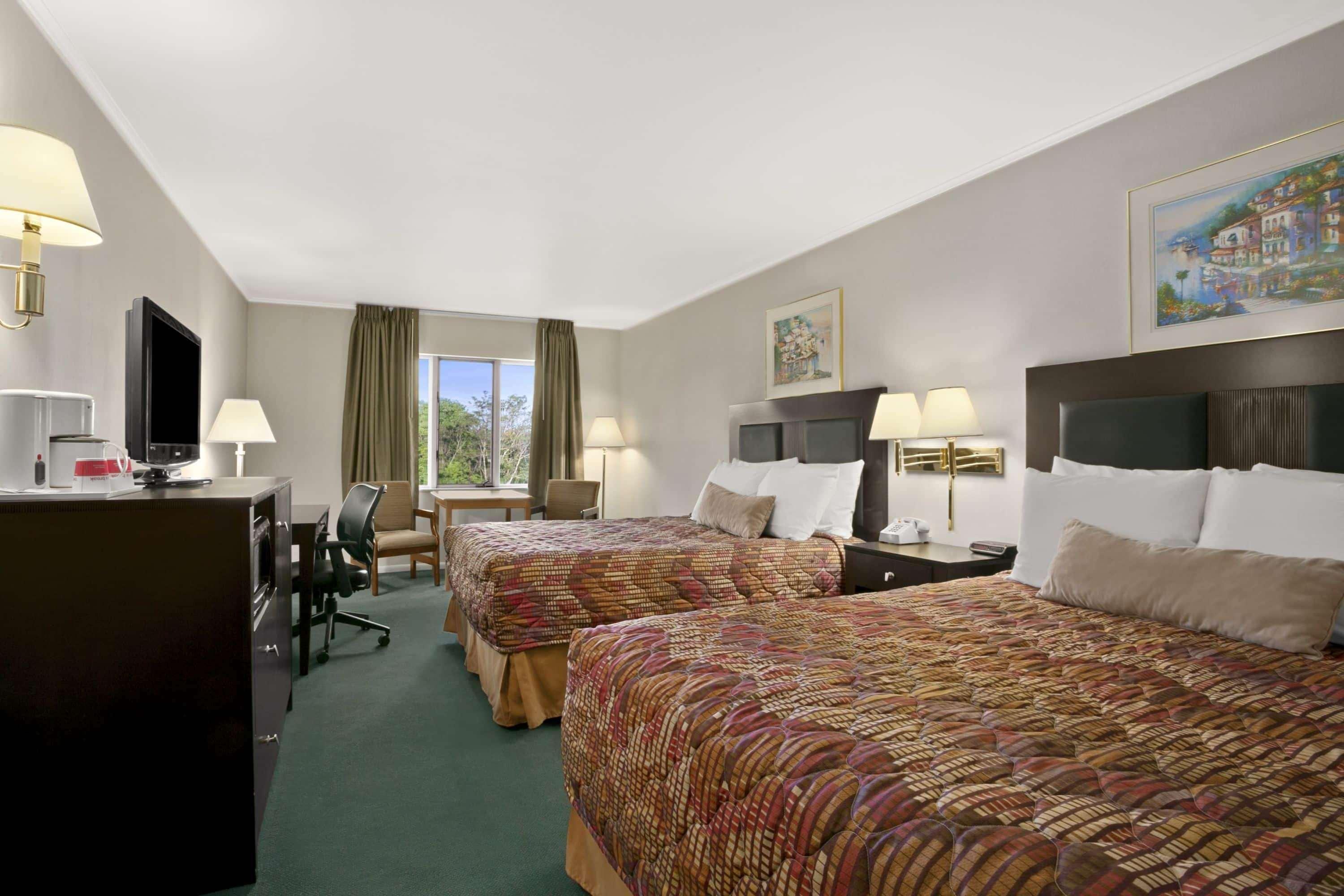 Ramada By Wyndham Washington Hotel Екстериор снимка